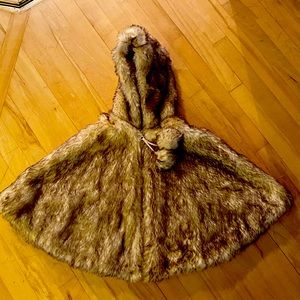 ADORABLE Lilly Patricia Faux Fur cape, girls size small